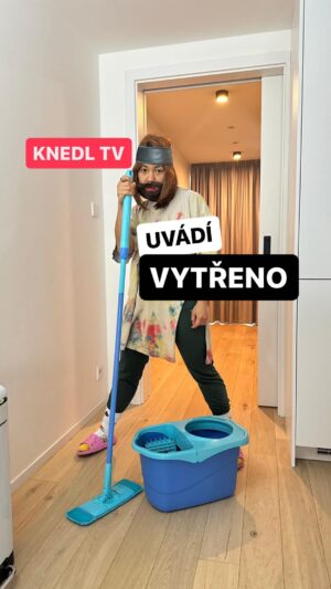 Chila Ta Thuy Instagram - Váš nový oblíbený pořad 😀 Co říkáte na menu a zábavu paní Jarmily? Taktizovali byste jako Čenda, nebo dali etických 7 bodů, abyste v příštím životě neskončili jako hovězí v polévce? 😀😀 Pokud chcete mít taky zdravé klouby a zažít si vytírání s novým Spontexem, můžete! S kódem VYTRENO15 si nyní tento příjemně modrý nástroj můžete pořídit i vy do svých domovů a obšťastňovat tím návštěvu pokaždé, když budete potřebovat doma vytřít podlahu. 😀😀😀 Přemýšlíte, proč právě Spontex? Jeho tajemství tkví v drobnostech – jako je rotační systém, co vám ušetří práci, nebo návlek z mikrovlákna, který se postará o všechny typy podlah a to jen s pomocí vody. A to vše v designu, který si zamilujete na první pohled. A pozor platnost slevového kódu je do 13. dubna.
#spontex
#spetkachili
#spoluprace