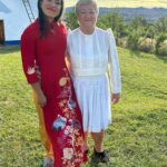 Chila Ta Thuy Instagram - Už je to nejakej ten pátek, co jsem se potila v kuchyni MasterChef, kde tenhle kolotoč s vařením začal. Bylo moc hezký si po letech vyměnit roli s porotci a mít příležitost jim taky udělat trochu peklíčko. 😀 Láskyplně samozřejmě. 🌝 Byla to bžunda, i když to bylo náročný jak prase, ale především to byla taková hezká nostalgie. Kdo by to tehdá řek, že se jednou fakt budu živit vařením a debilníma kecama! 🫠🫠🫠 A navíc mě opravdu učarovalo samotné půvabné Slovácko, kde se stále ctí tradice, zvyky a řemeslná poctivost. I díky lidem jako je paní Káčerová, mojí hrdince. ❤️ Viděli jste tenhle díl? Dejte mi feedback, třeba se překonám a podívám se na to. 😀😀😀 @tvnovaofficial @premekforejt @jan_puncochar_chef #soubojnataliri #slovacko