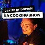 Chila Ta Thuy Instagram – Pokud chcete být profi kuchařem, snad vás tohle video odradí. 😅😅 Dělám si legraci, je to náročná, ale krásná práce a upřímně ji vděčím za krásné zážitky, i když mě to občas fyzicky ničí. 😀 
 
 Děkuju @ploom.cz za tuhle fantastickou příležitost. Vždycky když mám z nějaké výzvy strach, tak vím, že mě zároveň posune o kousek dál. Navíc mě tak hrozně baví mít zadání a kreativně se něm vyřádit.  
 
A samozřejmě děkuji hlavně svému týmu, nejvíc @ondrej.hutnik a @petrpejrimovsky , kteří do toho šli se mnou a se kterými jsme menu vytvořili. Bez nich bych to nedala a bez zbytku našeho dream týmu taky ne @chefmartinponka @filipvasata. Kluci dokonce zavřeli svůj @lucnipenzion na jeden den, aby nám přišli pomoct na akci. 🙏  
 
Pokud vás to zajímá, tady je podrobný popis našeho MENU: 
Máta: Thai beef salát se sous-vide roastbeefem, zelenou papájou, zeleným mangem a mátovým dressingem 
 
Tabák: Napařovaný bao bun s marinovaným bůčkem, majonézou z kešu oříšků, avokáda a limetky, drobénka z uzených kešu oříšků s chilli karamelem s vypečenou vepřovou kůží, na místě jsme vše udili, aby mělo jidlo nádech tabáku  
 
Hruška: Hruškové pyré s miso pastou, steak z hlívy královské, hruškový gel, hruškový prach, salát z hrušky nashi, bylinkový olej  
 
Lesní plody: pusinky z pyré z lesních plodů a medu, dělalo se na místě v tekutém dusíku. Pyré se našlehalo v espumě a pak rovnou střídalo do dusíku. Taky jsme na místě mrazili čerstvé bobule a sypali ho rozdrcenné na pusinky. #ploomx #ploomcz #ploomtrulyunique