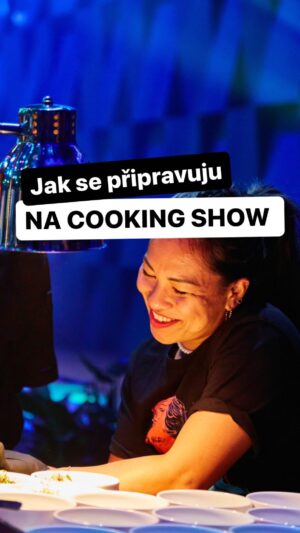 Chila Ta Thuy Instagram - Pokud chcete být profi kuchařem, snad vás tohle video odradí. 😅😅 Dělám si legraci, je to náročná, ale krásná práce a upřímně ji vděčím za krásné zážitky, i když mě to občas fyzicky ničí. 😀 
 
 Děkuju @ploom.cz za tuhle fantastickou příležitost. Vždycky když mám z nějaké výzvy strach, tak vím, že mě zároveň posune o kousek dál. Navíc mě tak hrozně baví mít zadání a kreativně se něm vyřádit.  
 
A samozřejmě děkuji hlavně svému týmu, nejvíc @ondrej.hutnik a @petrpejrimovsky , kteří do toho šli se mnou a se kterými jsme menu vytvořili. Bez nich bych to nedala a bez zbytku našeho dream týmu taky ne @chefmartinponka @filipvasata. Kluci dokonce zavřeli svůj @lucnipenzion na jeden den, aby nám přišli pomoct na akci. 🙏  
 
Pokud vás to zajímá, tady je podrobný popis našeho MENU: 
Máta: Thai beef salát se sous-vide roastbeefem, zelenou papájou, zeleným mangem a mátovým dressingem 
 
Tabák: Napařovaný bao bun s marinovaným bůčkem, majonézou z kešu oříšků, avokáda a limetky, drobénka z uzených kešu oříšků s chilli karamelem s vypečenou vepřovou kůží, na místě jsme vše udili, aby mělo jidlo nádech tabáku  
 
Hruška: Hruškové pyré s miso pastou, steak z hlívy královské, hruškový gel, hruškový prach, salát z hrušky nashi, bylinkový olej  
 
Lesní plody: pusinky z pyré z lesních plodů a medu, dělalo se na místě v tekutém dusíku. Pyré se našlehalo v espumě a pak rovnou střídalo do dusíku. Taky jsme na místě mrazili čerstvé bobule a sypali ho rozdrcenné na pusinky. #ploomx #ploomcz #ploomtrulyunique