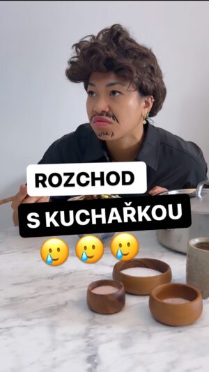 Chila Ta Thuy Instagram - Ještě furt chcete chodit s kuchařem/kou? 🌝 Jsou to hrozní manipulátoři! #spetkachili #rozchod #skucharkou Designové zástěry s mými ilustracemi nyní na chilita.cz. ❤️ Pořiďte si ji, a už se s vámi nikdy nikdo nerozejde. Jestli jo, tak vám vrátím peníze! 😂
