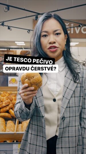 Chila Ta Thuy Instagram - Skutečně se v Tesco pekárně peče, nebo se jedná jen o rafinované divadlo s herci v kostýmech pekaře? Štáb Knedl TV se vydal hledat odpověď přímo do útrob Tesco pekárny. I přes sponzorský dar od Tesco zůstává naše reportáž naprosto nestranná. Nicméně během natáčení nebylo žádnému pečivu ublíženo. 
 
#tesco
#tescobakery
#knedltv
#spetkachili
#placenaspoluprace