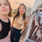 Chila Ta Thuy Instagram - 32 let a 1 den, ale pocitově 23 a mentálně o 10 méně (minimálně chováním určitě). 😀 Díky skvělé partě byla i tahle oslava na druhým konci světa v tropický Manile fenomenální. Díky za tenhle neskutečný výlet, @donpaparum.cz a @warehouse1cz ❤️ Budu o tom vyprávět ještě svým vnoučatům. Na moji počest řeknete dneska někomu něco hezkýho, ideálně svým rodičům. Těm svým jsem moc vděčná za to, že je ze me vlastně nakonec docela fajn holka. 😂