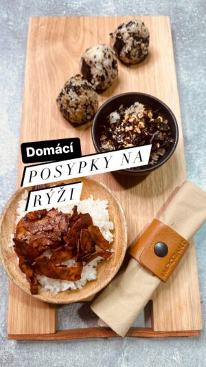 Chila Ta Thuy Instagram - ⁣Tyhle vegan posypky na rýži (tzv. furikake) se hodí nejen na rýži, ale taky k nudlím nebo do salátů. 😎 Stačí je pak nasypat do sklenice a vydrží vám do aleluja! 😉 Ve dnech, kdy jste extra líní, si můžete uvařit jenom rýži, posypat si jí tady těma věcičkama a pak třeba přidat jenom vajíčko. 😎 ⠀
⠀
Nezapomeňte nicméně, že základ je mít dobrou rýži. Když říkám dobrou, myslím tím jasmínovou. Pokud budete mít parboiled rýži ze sáčku, kterou mě mučili ve školní jídelně, pak vám nepomůže nic. 😏 #spetkachili #furikake #vegan #veggiechallenge #basicbitch
⠀
P. S. Pokud se ptáte, proč ty mističky vypadaj tak fancy, je to protože jsou servírovaný na dřevěným prkýnku s kůží od české firmy @impozant.cz 😎