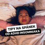 Chila Ta Thuy Instagram – ⁣Tipy na lepší spánek od chronického insomniaka ve spolupráci s @lejaan_czsk 
⠀
Spánek byl a stále je hodně řešené téma a asi každý z nás minimálně slyšel jeden podcast s vědecky podloženými tipy na lepší spánek. 😴A byť jejich důležitost nijak nepodceňuju, zároveň vím ze zkušenosti, že i v dokonale vychlazené ložnici se zatemňovacími závěsy a v pohodlné posteli se můžu zmítat hodiny ze strany na stranu, protože zatímco moje tělo leží, moje hlava sprintuje rychlostí 1000 myšlenek za minutu. 🥲🥲 U mě jsou to nejčastěji nápady a náměty, které mě v průběhu dne napadnou, ale jejichž existenci si nestihnu pojistit alespoň poznámkovým blokem. Ale samozřejmě to jsou i klasické frustrace. 🥲 ⠀
⠀
Pro můj šílený ADHD mozek jsou ale velmi důležité i věci, které by většina lidí přešla. Jako například kolik věcí mám v ložnici, jinými slovy kolik potenciálních stimulů. V příliš barevném nebo nepořádném prostředí plném ozdob (byť se mi můžou velmi líbit) se mi velmi špatně soustředí a i spí. ADHD mozek je tak trochu jako houba, která nasává úplně všechno. I proto moje ložnice a pracovna jsou de facto bez výzdob a je zde pouze základní nábytek. Ale o tom to vlastně celé je, abychom se naučili být architekti svého prostředí a vyrobili si ho takové, aby nám pomáhalo a podpořilo nás tam, kde jsme slabí. 😌
⠀
A to chce pozorovat a poznávat sama sebe, aby si na sebe člověk mohl napsat manuál. Takže jsme zase u tý hlavy. 😀 Kvůli čemu nejčastěji nespíte vy a co vám nejvíc pomáhá? Zahajuji tímto on-line terapii sdilenim. 😀 #lejaan #spetkachili #insomnia #tipynaspanek
