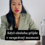 Chila Ta Thuy Instagram - Někdy bych skoro řekla, že to mají perfektně načasovaný! 😀 Hrníček “Jdi do petržele” nyní na webu chilita.cz. #spetkachili #obsluha #badtiming #chnochy #gnoči