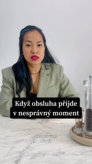 Chila Ta Thuy Instagram - Někdy bych skoro řekla, že to mají perfektně načasovaný! 😀 Hrníček “Jdi do petržele” nyní na webu chilita.cz. #spetkachili #obsluha #badtiming #chnochy #gnoči