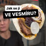 Chila Ta Thuy Instagram – Jak vidíte, být kosmonautem není žádná sláva. Vesmír je sice fascinující, ale jste uvězněni na palubě s cizími lidmi až půl roku a po celou dobu jíte předraženou krabičkovou dietu. Vesmírná strava vás tedy na vesmír úplně nevystřelí. Děkujeme panu Suchanovi z @astronomickyustav za spolupráci. Opravdu se nejednalo o herce. Děkujeme rovněž @akademievedcr za spolupráci a za poslání telefonního čísla na pana Suchana! Pokud nám to budget dovolí, budeme reportáží s českými vědci dělat víc. 😌 #knedltv #astronomickyustavcr #akademievedcr #spetkachili