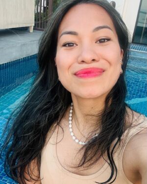 Chila Ta Thuy Instagram - 32 let a 1 den, ale pocitově 23 a mentálně o 10 méně (minimálně chováním určitě). 😀 Díky skvělé partě byla i tahle oslava na druhým konci světa v tropický Manile fenomenální. Díky za tenhle neskutečný výlet, @donpaparum.cz a @warehouse1cz ❤️ Budu o tom vyprávět ještě svým vnoučatům. Na moji počest řeknete dneska někomu něco hezkýho, ideálně svým rodičům. Těm svým jsem moc vděčná za to, že je ze me vlastně nakonec docela fajn holka. 😂