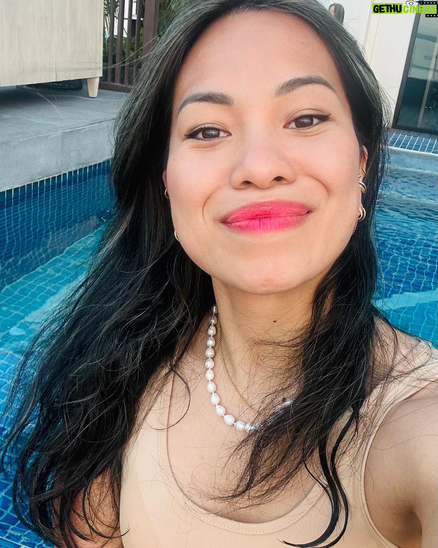 Chila Ta Thuy - 9.6K Likes - 32 let a 1 den, ale pocitově 23 a mentálně o 10 méně (minimálně chováním určitě). 😀 Díky skvělé partě byla i tahle oslava na druhým konci světa v tropický Manile fenomenální. Díky za tenhle neskutečný výlet, @donpaparum.cz a @warehouse1cz ❤️ Budu o tom vyprávět ještě svým vnoučatům. Na moji počest řeknete dneska někomu něco hezkýho, ideálně svým rodičům. Těm svým jsem moc vděčná za to, že je ze me vlastně nakonec docela fajn holka. 😂
