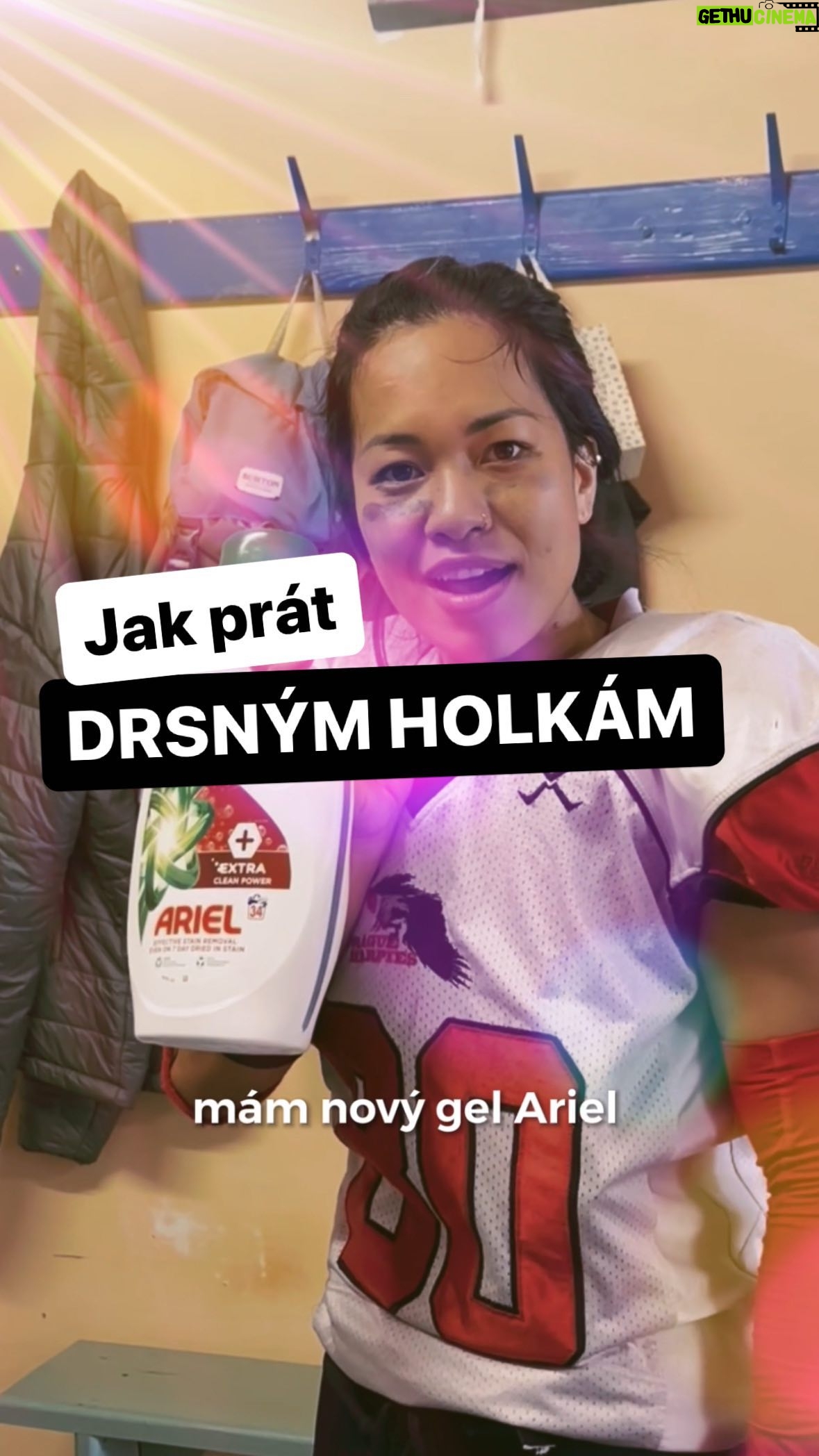Chila Ta Thuy Instagram - Když vypere dresy hráček amerického fotbalu na 30°C, pak už vypere všechno. 😀 Ariel prací gel do každé domácnosti! Doplnit do copy: Až 75% úspora energie je při srovnání průměrné spotřeby při snížení teploty praní z 60 na 30 stupňů a z 90 na 45 min. K dostání v drogeriích DM. 😎 #ariel #arielgel #arielmadetosave #madetosave #vyrobenoprousporu #prejdinastudenou #spetkachili #pragueharpies #americkyfotbal #placenaspoluprace