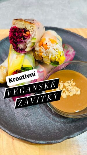 Chila Ta Thuy Instagram - Veggie Challenge pokračuje a ve spolupráci s @gardengourmetcz vám přinášíme recept na veganské závitky, co nechutnají jako jidlo pro králíky. Obzvlášť když to není jenom hromada syrový zeleniny zabalená v rýžovým papíře. Pak stačí už trocha koření, čerstvých bylinek a zbytek je na vaší představivosti. 😊 Kdo mě sledujete, tak víte, že k vege stravě mám hodně blízko. Baví mě v něčem víc než masová, protože skutečně poznáte, jak neskutečný věci dokážete vykouzlit se zeleninou. Navíc pan a paní Ta jsou vegetariány už přes 10 let z etických důvodů. 

Veganské alternativy od Garden Gourmet jsem si fakt oblíbila, chutnají fakt skvěle a mají vysoký obsah bílkovin i vlákniny (většina produktů má hodnocení A nebo B z hlediska nutričního skóre). Obzvlášť jejich veganský “tuňák” mě totálně vystřelil z ponožek, protože takovouhle věrnou a dobrou alternativu jsem nikdy neměla. To neříkám, protože sponzorují tohle video, ale protože jsem výrobky na vlastní jazyk otestovala…. a pak s nimi uzavřela spolupráci. 😀 Ostatně jako vždycky. Však mě znáte, friends. 

Někdo masové alternativy zavrhuje, upřímně v tom nevidím žádný problém, obzvlášť když jsou kvalitní. Přece jen pokrmu přidají extra texturu a chuť, kterou v klasických jídlech zastupuje maso. Pan a paní Ta na ně nedají dopustit. 😊 

Poznámka: Garden Gourmet plátek je vegetarianský, ostatní přísady jsou vegan. Omlouvám se za chybku ve voiceoveru.
#gardengourmet #veggiechallenge #spetkachili #veganrecepty #placenaspoluprace