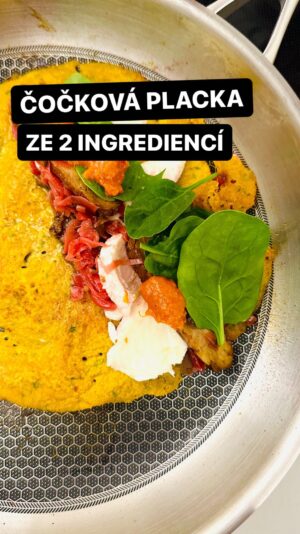 Chila Ta Thuy Instagram - Po velmi dlouhé době tu přichází recept! Jestli si ho neuděláte, další přijde zase za hodně dlouho. Je tohle emocionální vydírání? Možná. Ale pokud vás to dostane do kuchyně, moje karma to vydrží. 🌝🌝🌝 Pokud chcete vyzkoušet moje shiitake pesto, jablečné čatní nebo kimchi, můžete si je pořídit na e-shopu @zivina.cz. Třeba mi za to pošlou dárek v podobě jejich mandlovýho másla, na kterým ujizdim. 🙃 #spetkachili