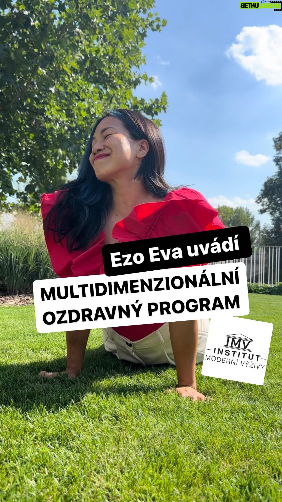 Chila Ta Thuy Instagram - Rozmohl se nám v poslední době takový ezo nešvar, kdy “influenceři” své programy prodávají pod spirituální rouškou, aby vám nemuseli dávat žádné hmotné důkazy o tom, že jejich suplementy/detoxy/kúry/programy fungují. Tradičně vám v rámci tohoto balíčku nabízejí kromě pozitivního myšlení i finanční nezávislost. 😅 Někdy nás až fascinuje, co lidé, kteří mají obrovské dosahy, nabízí svým followerům. Jen pro jistotu, nemáme absolutně nic proti spiritualitě a rozhodně nejsme suchaři, kteří ke všemu potřebují vědecké důkazy. Je důležitý pečovat o svoje mentální zdraví a třeba v takovou karmu určitě věříme. 😀 Jen nás dráždí, když ji lidé monetizují a schovávají za ní multilevel marketing. @institutmodernivyzivy #spetkachili #institutmodernivyzivy #ezo #ezoeva