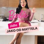 Chila Ta Thuy Instagram – ⁣Jídlo jak od Mattela. 🥲⠀
⠀
Do komentářů napište, jaká byla vaše první Barbie, nebo pokud na vás rodiče šetřili jako na mně, pak napište, jakou Barbie byste si vybrali teď? 🌝🌝🌝 Závěrečný Barbie outfit je od @prague_harpies 😎
 #spetkachili #barbie #barbiemovie #ruzovyjidlo #finedining #jakodmattela #pinkaf #blacksoul #pinkfood #vege
⠀
⁣