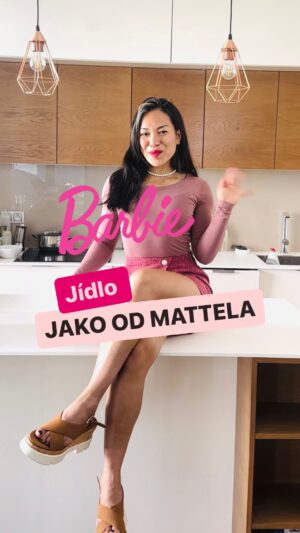 Chila Ta Thuy Instagram - ⁣Jídlo jak od Mattela. 🥲⠀
⠀
Do komentářů napište, jaká byla vaše první Barbie, nebo pokud na vás rodiče šetřili jako na mně, pak napište, jakou Barbie byste si vybrali teď? 🌝🌝🌝 Závěrečný Barbie outfit je od @prague_harpies 😎
 #spetkachili #barbie #barbiemovie #ruzovyjidlo #finedining #jakodmattela #pinkaf #blacksoul #pinkfood #vege
⠀
⁣