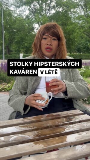 Chila Ta Thuy Instagram - Ty stolky jsou křehčí než moje mentální zdraví. 🥲Za všechny ty flatwhity za 90 Kč, limonády v zavařovačce za 70 Kč a “objednává se u baru” si snad zasloužíme stabilní sezení. 👀#hispterskakavarna #spetkachili