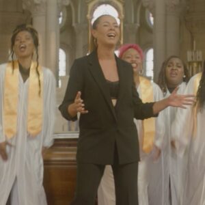 Chimène Badi Instagram - « Les Trois Cloches », quelle merveilleuse aventure partagée avec la chorale @sankofaunit 😍😍
Merci à eux d’avoir participé a ce titre et d’avoir été présents pour le clip également 💕