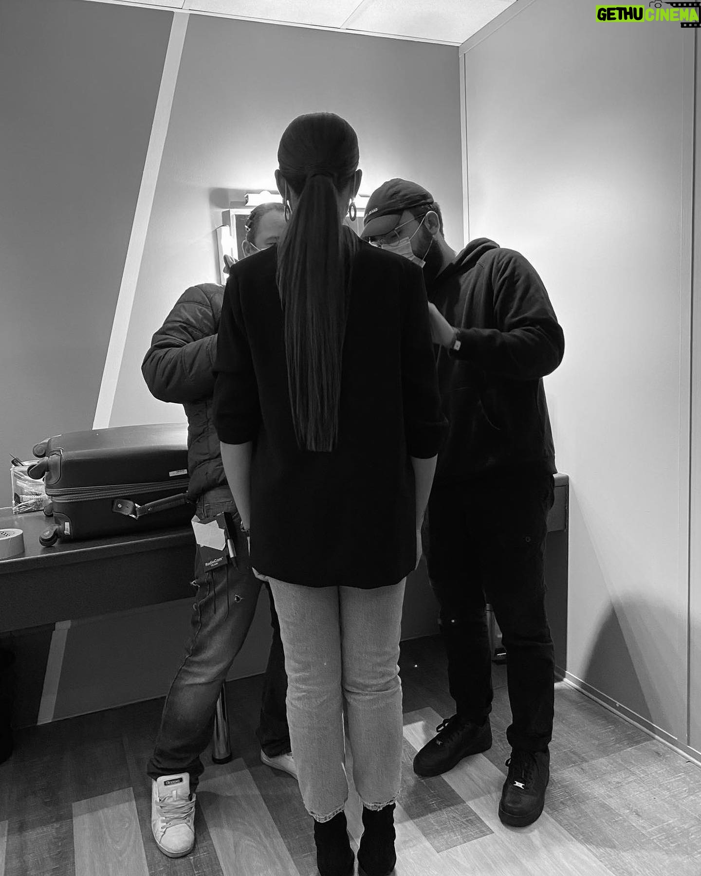 Chimène Badi - 3.4K Likes - C’était cool , c’était chouette !! Merci @lesgrossestetes une petite parenthèse enchantée bientôt sur @france2 ! Merci @ruquierlaurent ♥️ photo: @frederic_carmeille 😘 Bonne soirée les amis 🥰