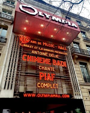 Chimène Badi Instagram - C’est dans quelques minutes… J’ai le trac, mais j’ai hâte. 🤍

Merci à vous tous et toutes de m’accompagner dans cette formidable aventure !