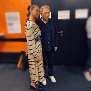 Chimène Badi Instagram - Je t’aime tellement merci pour tout mon @michel_drucker ♥️ Stylisme : @madameadit.mad  Photo : @frederic_carmeille  #tournage #tele #olympia
