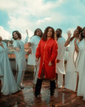 Chimène Badi Instagram - Tellement heureuse de pouvoir revenir à la source avce un projet GOSPEL & SOUL qui sortira le 8 novembre, vous pouvez le précommander dès maintenant 😍😍
Premier extrait « Noir c’est noir » déjà disponible ✨✨✨