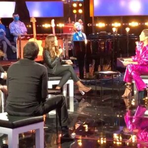 Chimène Badi Instagram - Bientôt sur @france3 #viensjetemmène @laurythilleman @danielalumbroso super moment !! Blouson cuir : @madameadit.mad chaussures : @darkconnection_ ❤️❤️