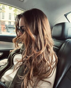 Chimène Badi Instagram - Quand @frederic_carmeille vole une photo dans le taxi pour aller en shooting ! #newalbum 😜 ♥️🤲🏽