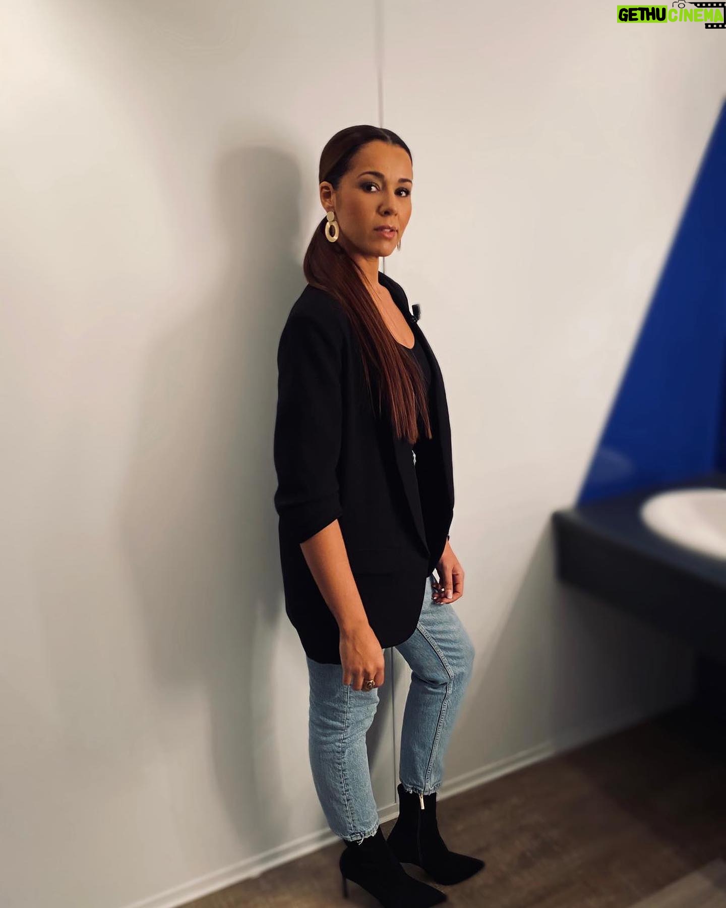 Chimène Badi - 3.4K Likes - C’était cool , c’était chouette !! Merci @lesgrossestetes une petite parenthèse enchantée bientôt sur @france2 ! Merci @ruquierlaurent ♥️ photo: @frederic_carmeille 😘 Bonne soirée les amis 🥰