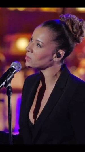 Chimène Badi Instagram - Alors, que pensez-vous de l’album ? ♥️ Je vous partage une prestation de « Non, je ne regrette rien » que j’ai pu donner sur @m6officiel 😊 Merci pour ce moment magique passé à @disneylandparis !
