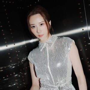 Chin-Lan Chang Instagram - -
Ai的世界要來了
很多人說機器人會取代人類
問我怎麼看？
也許部分可以被取代
但我得說
靈魂是不能被演算出來的
每個人都是如此的特別又不可替代

自我探索是一條漫長旅程
了解自己後
才能發揮自己的天賦✨

這個社會以往都叫我們合群、少點意見
很容易把人養成不會飛的雞
反對不是不行
是要帶著更好的意見來解決

我們都應該要是想飛可以飛的鳥🐦‍🔥
且要飛的時候 
不會折翼🪽