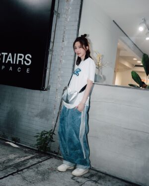 Chin-Lan Chang Instagram - -
我就是個每天都會把自己搞到很忙的女子💙
有時間就想要自己搞懂所有事情
想要盡可能的了解跟學習
想要追求卓越
我真的完全不羨慕那種很悠哉的人
也不在乎別人炫耀自己吃了什麼去了哪裡
看到別人說自己賺多少生活多棒也完全不羨慕 

如果要說嚮往跟想學習的對象
應該是那些在自己宇宙中把自己活很好的人
把自己活好是一種能力
（是活很好 不是過很爽 這兩個有差）

我有我熱愛的人事物
我有我的節奏
我專心在我的節奏裡
過著我熱愛的日子

#每個人都是一個星球🪐

👕/ @bbcicecream_tw @klassiceyewear @bbcicecream 
👖/ @namesak3 
💼/ @menomeno_official 
📷/ @jack_fixie