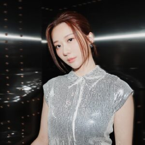 Chin-Lan Chang Instagram - -
Ai的世界要來了
很多人說機器人會取代人類
問我怎麼看？
也許部分可以被取代
但我得說
靈魂是不能被演算出來的
每個人都是如此的特別又不可替代

自我探索是一條漫長旅程
了解自己後
才能發揮自己的天賦✨

這個社會以往都叫我們合群、少點意見
很容易把人養成不會飛的雞
反對不是不行
是要帶著更好的意見來解決

我們都應該要是想飛可以飛的鳥🐦‍🔥
且要飛的時候 
不會折翼🪽