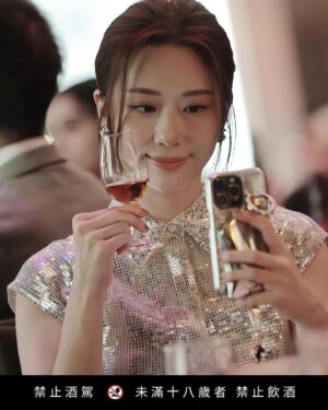 Chin-Lan Chang Instagram - @thedalmoretaiwan 
很榮幸聽到傳奇釀酒師 Richard Paterson本人幽默及優雅的分享✨
十年磨一劍，從八歲就開啟跟威士忌的緣分
努力做好一件事的人總是活得閃閃發光💖

每次看到女生喝威士忌🥃都覺得特別帥啊😍

很開心同時可以品酩「大摩雙擘築光藝境」一系列三款經典，覺得食物與甜點搭配的也極度用心🫶🏻

#Dalmore #TheDalmore
#大摩單一麥芽蘇格蘭威士忌
#大摩雙擘築光藝境
#大摩築光大師系列NO2
#The_Luminary_Series
👗/ @aliceandolivia @aliceandolivia_tw