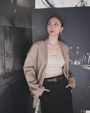 Chin-Lan Chang Instagram - @chanelofficial 
開心跟 @catherinemien 一起忙裡偷閒🤤
懂精品的人帶看就是不一樣呢✨

Chanel每件衣服的鈕扣都不一樣
還有自己的鈕扣工廠😍

從荷葉邊到現在的風格
都有女性的溫柔也有中性的獨特
品牌色也是我最喜歡的黑白米🖤🤍🤎

好喜歡帥美路線😚
看完好想剪超短髮（咦？