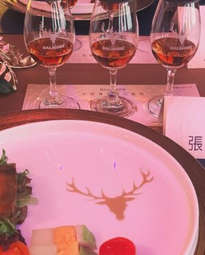 Chin-Lan Chang Instagram - @thedalmoretaiwan 
很榮幸聽到傳奇釀酒師 Richard Paterson本人幽默及優雅的分享✨
十年磨一劍，從八歲就開啟跟威士忌的緣分
努力做好一件事的人總是活得閃閃發光💖

每次看到女生喝威士忌🥃都覺得特別帥啊😍

很開心同時可以品酩「大摩雙擘築光藝境」一系列三款經典，覺得食物與甜點搭配的也極度用心🫶🏻

#Dalmore #TheDalmore
#大摩單一麥芽蘇格蘭威士忌
#大摩雙擘築光藝境
#大摩築光大師系列NO2
#The_Luminary_Series
👗/ @aliceandolivia @aliceandolivia_tw