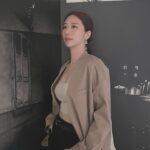 Chin-Lan Chang Instagram - @chanelofficial 開心跟 @catherinemien 一起忙裡偷閒🤤 懂精品的人帶看就是不一樣呢✨ Chanel每件衣服的鈕扣都不一樣 還有自己的鈕扣工廠😍 從荷葉邊到現在的風格 都有女性的溫柔也有中性的獨特 品牌色也是我最喜歡的黑白米🖤🤍🤎 好喜歡帥美路線😚 看完好想剪超短髮（咦？