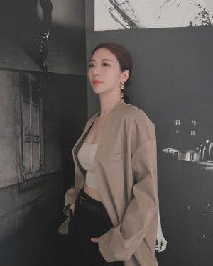 Chin-Lan Chang Instagram - @chanelofficial 
開心跟 @catherinemien 一起忙裡偷閒🤤
懂精品的人帶看就是不一樣呢✨

Chanel每件衣服的鈕扣都不一樣
還有自己的鈕扣工廠😍

從荷葉邊到現在的風格
都有女性的溫柔也有中性的獨特
品牌色也是我最喜歡的黑白米🖤🤍🤎

好喜歡帥美路線😚
看完好想剪超短髮（咦？