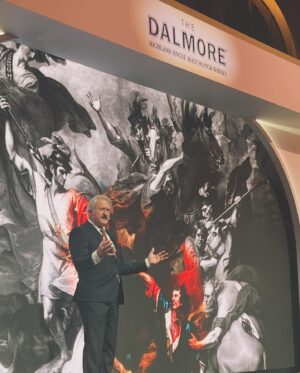 Chin-Lan Chang Instagram - @thedalmoretaiwan 
很榮幸聽到傳奇釀酒師 Richard Paterson本人幽默及優雅的分享✨
十年磨一劍，從八歲就開啟跟威士忌的緣分
努力做好一件事的人總是活得閃閃發光💖

每次看到女生喝威士忌🥃都覺得特別帥啊😍

很開心同時可以品酩「大摩雙擘築光藝境」一系列三款經典，覺得食物與甜點搭配的也極度用心🫶🏻

#Dalmore #TheDalmore
#大摩單一麥芽蘇格蘭威士忌
#大摩雙擘築光藝境
#大摩築光大師系列NO2
#The_Luminary_Series
👗/ @aliceandolivia @aliceandolivia_tw