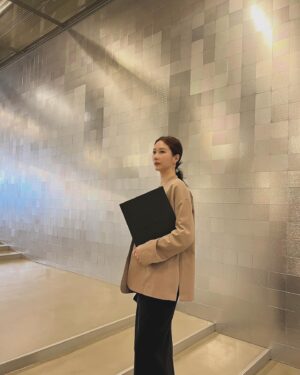 Chin-Lan Chang Instagram - @chanelofficial 
開心跟 @catherinemien 一起忙裡偷閒🤤
懂精品的人帶看就是不一樣呢✨

Chanel每件衣服的鈕扣都不一樣
還有自己的鈕扣工廠😍

從荷葉邊到現在的風格
都有女性的溫柔也有中性的獨特
品牌色也是我最喜歡的黑白米🖤🤍🤎

好喜歡帥美路線😚
看完好想剪超短髮（咦？