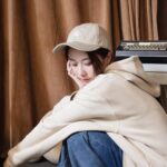 Chin-Lan Chang Instagram - @menomeno_official 我們兩歲了！謝謝大家支持 一直覺得品牌要有創造跟分享的能量～ 於是～我們這次帶給大家的主題是「咪咪帽帽」 希望menomeno可以陪伴你度過各種咪咪帽帽的時刻！ 皮膚好了，咪咪帽帽就減少了🤍 希望menomeno的產品可以減少你的咪帽時刻～ 我們這次特別設計了週年限定的咪咪帽帽 m̄ logo 會出現在三個限量的周邊商品上！ 2/26-3/15 限時限量週年紀念活動✨ 🤍#阿雜紙膠帶 不是我在說 你看看 膠帶黏到手真的超阿雜 但不用擔心～ 你有menomeno顧好你的皮膚之外 不殘膠高品質的紙膠帶設計 讓你使用不阿雜，直接變成辦公室小高手 🤍#馬克老杯少 同事問我：「杯子命名真的不要叫”馬克老杯杯”」嗎？ 我說：「老杯少！」 同事：「真的嗎？新聞稿要出去了喔？」 當初我跟我們設計說： 「我logo想要一個小屁孩穿著大人的衣服拖著走的感覺，有點搞笑又有點調皮又有點阿雜，但要好看。」 設計logo不好弄～拉了一個禮拜的線，給我一整頁選，真的蠻傳神的👍🏻 希望我們都用輕鬆有趣的態度去看待生活中的阿雜事～ 就像老背少一樣爺爺背著辛苦 但是心裡是甜蜜的 🤍#咪咪帽帽帽 「咪咪帽帽」是一個討厭的感覺～ 但疊字是一種可愛的感覺～ 那疊字 三疊字「咪咪 帽帽帽」 是不是就超級可愛了呢🤣 戴上去 小小討厭的生活 給你大大的可愛💓 同時還有其他優惠： 🔥限時滿1500就免運 🔥週年慶期間還可以抽機票✈️ 🔥官網頁面內藏「限定折扣碼」等你來尋寶