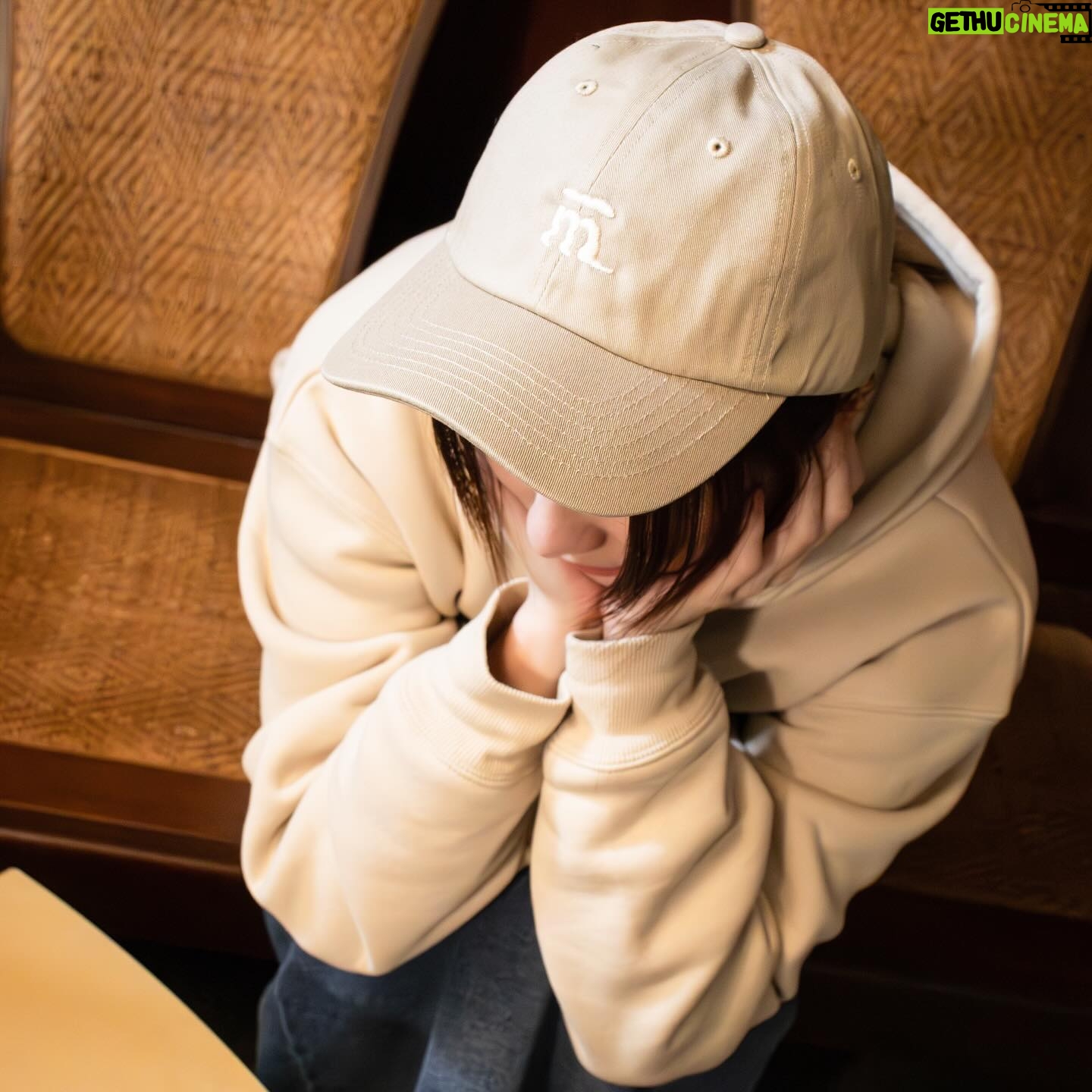 Chin-Lan Chang Instagram - @menomeno_official 我們兩歲了!謝謝大家支持 一直覺得品牌要有創造跟分享的能量~ 於是~我們這次帶給大家的主題是「咪咪帽帽」 希望menomeno可以陪伴你度過各種咪咪帽帽的時刻! 皮膚好了,咪咪帽帽就減少了🤍 希望menomeno的產品可以減少你的咪帽時刻~ 我們這次特別設計了週年限定的咪咪帽帽 m̄ logo 會出現在三個限量的周邊商品上! 2/26-3/15 限時限量週年紀念活動✨ 🤍#阿雜紙膠帶 不是我在說 你看看 膠帶黏到手真的超阿雜 但不用擔心~ 你有menomeno顧好你的皮膚之外 不殘膠高品質的紙膠帶設計 讓你使用不阿雜,直接變成辦公室小高手 🤍#馬克老杯少 同事問我:「杯子命名真的不要叫”馬克老杯杯”」嗎? 我說:「老杯少!」 同事:「真的嗎?新聞稿要出去了喔?」 當初我跟我們設計說: 「我logo想要一個小屁孩穿著大人的衣服拖著走的感覺,有點搞笑又有點調皮又有點阿雜,但要好看。」 設計logo不好弄~拉了一個禮拜的線,給我一整頁選,真的蠻傳神的👍🏻 希望我們都用輕鬆有趣的態度去看待生活中的阿雜事~ 就像老背少一樣爺爺背著辛苦 但是心裡是甜蜜的 🤍#咪咪帽帽帽 「咪咪帽帽」是一個討厭的感覺~ 但疊字是一種可愛的感覺~ 那疊字 三疊字「咪咪 帽帽帽」 是不是就超級可愛了呢🤣 戴上去 小小討厭的生活 給你大大的可愛💓 同時還有其他優惠: 🔥限時滿1500就免運 🔥週年慶期間還可以抽機票✈️ 🔥官網頁面內藏「限定折扣碼」等你來尋寶