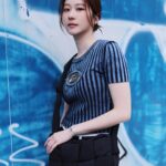 Chin-Lan Chang Instagram - - 要帥也要辣的吧😗 平常會物色男裝的好處 就是想要鹽辣風格的時候有東西穿💙 最近的體悟就是 當生活跟工作混在一起的時候 其實就是要刻意幫自己留下休息時間✨ 就像reset後的手機都跑得特別順呢🤣 話說 我跟plain-me也算是蠻有緣的～ 十年前就拍過型錄😆 到現在我照片都還留著（太喜歡了💕） 沒想到吧～ 這次我會跟 plain-me 主理人Tim老師 @asianluver 一起直播喔😍 時間：2024.05.05(日) 19:00 直播平台：m̄enom̄eno IG、plain-me 官方蝦皮 而且這次合作有種兩邊在幫自己小孩相親的感覺😂 我們兩方的明星商品「指定防曬外套 Fc溫和潔面露」 到5/13 還有甜甜的組合優惠價🥹 詳見 @plainme_life @menomeno_official 記得來看兩個親家直播喔（誤