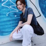Chin-Lan Chang Instagram - - 要帥也要辣的吧😗 平常會物色男裝的好處 就是想要鹽辣風格的時候有東西穿💙 最近的體悟就是 當生活跟工作混在一起的時候 其實就是要刻意幫自己留下休息時間✨ 就像reset後的手機都跑得特別順呢🤣 話說 我跟plain-me也算是蠻有緣的～ 十年前就拍過型錄😆 到現在我照片都還留著（太喜歡了💕） 沒想到吧～ 這次我會跟 plain-me 主理人Tim老師 @asianluver 一起直播喔😍 時間：2024.05.05(日) 19:00 直播平台：m̄enom̄eno IG、plain-me 官方蝦皮 而且這次合作有種兩邊在幫自己小孩相親的感覺😂 我們兩方的明星商品「指定防曬外套 Fc溫和潔面露」 到5/13 還有甜甜的組合優惠價🥹 詳見 @plainme_life @menomeno_official 記得來看兩個親家直播喔（誤