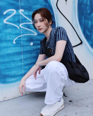 Chin-Lan Chang Instagram - -
要帥也要辣的吧😗
平常會物色男裝的好處
就是想要鹽辣風格的時候有東西穿💙

最近的體悟就是
當生活跟工作混在一起的時候
其實就是要刻意幫自己留下休息時間✨
就像reset後的手機都跑得特別順呢🤣

話說 我跟plain-me也算是蠻有緣的～
十年前就拍過型錄😆
到現在我照片都還留著（太喜歡了💕）

沒想到吧～
這次我會跟 plain-me 主理人Tim老師 @asianluver 一起直播喔😍
時間：2024.05.05(日) 19:00 
直播平台：m̄enom̄eno IG、plain-me 官方蝦皮

而且這次合作有種兩邊在幫自己小孩相親的感覺😂
我們兩方的明星商品「指定防曬外套   Fc溫和潔面露」 
到5/13 還有甜甜的組合優惠價🥹
詳見 @plainme_life @menomeno_official 

記得來看兩個親家直播喔（誤