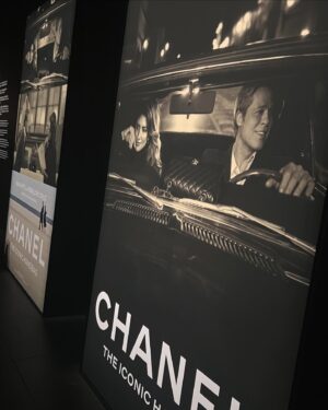 Chin-Lan Chang Instagram - @chanelofficial 
開心跟 @catherinemien 一起忙裡偷閒🤤
懂精品的人帶看就是不一樣呢✨

Chanel每件衣服的鈕扣都不一樣
還有自己的鈕扣工廠😍

從荷葉邊到現在的風格
都有女性的溫柔也有中性的獨特
品牌色也是我最喜歡的黑白米🖤🤍🤎

好喜歡帥美路線😚
看完好想剪超短髮（咦？