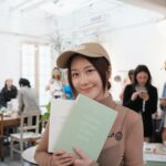 Chin-Lan Chang Instagram - @humandesign.museum 認識yuyu真是最幸福的事之一了✨ 每次跟她聊天 都感受到她真的很想把人類圖的好分享給所有的人🥹 我就是其中之一 因為人類圖，我活得更像我自己了 也更可以尊重別人的設計 人類圖不是算命，更像的是一份天上的禮物🎁 是一份屬於自己的使用說明書🙆🏻‍♀️ 謝謝Yuyu邀請我搶先拿到了她的牌卡💓 知道她設計牌卡一路以來花費多少時間跟精力 砍掉重練了好幾次 真的很辛苦💦 常常聊人類圖 一開始很好聊 「喔～你是顯示者 6/2 人」 沒了 聊一聊 聊到閘門就卡住了 這時候就會需要牌卡～ 我覺得牌卡的設計很直觀 也就是說～ 「有了人類圖牌卡，可以更直觀的了解每個閘門， 而且也會直接對應，知道那個閘門是屬於那個能量中心跟哪個迴路～」 如果上面看不懂 簡單的說 就是這副牌卡不僅可以在自己或跟朋友一起時 不用一直翻書也不用一直估狗 都可以攤開牌卡瞬間了解自己跟對方的屬性及特色 非常方便跟直覺～ 有圖畫也蠻幫助我記憶的 謝謝當天活動溫暖的 @a_nother_me__ 跟 精準的 @wenpowerlife 一起分享了好多人類圖的小故事🤍