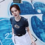 Chin-Lan Chang Instagram - - 要帥也要辣的吧😗 平常會物色男裝的好處 就是想要鹽辣風格的時候有東西穿💙 最近的體悟就是 當生活跟工作混在一起的時候 其實就是要刻意幫自己留下休息時間✨ 就像reset後的手機都跑得特別順呢🤣 話說 我跟plain-me也算是蠻有緣的～ 十年前就拍過型錄😆 到現在我照片都還留著（太喜歡了💕） 沒想到吧～ 這次我會跟 plain-me 主理人Tim老師 @asianluver 一起直播喔😍 時間：2024.05.05(日) 19:00 直播平台：m̄enom̄eno IG、plain-me 官方蝦皮 而且這次合作有種兩邊在幫自己小孩相親的感覺😂 我們兩方的明星商品「指定防曬外套 Fc溫和潔面露」 到5/13 還有甜甜的組合優惠價🥹 詳見 @plainme_life @menomeno_official 記得來看兩個親家直播喔（誤