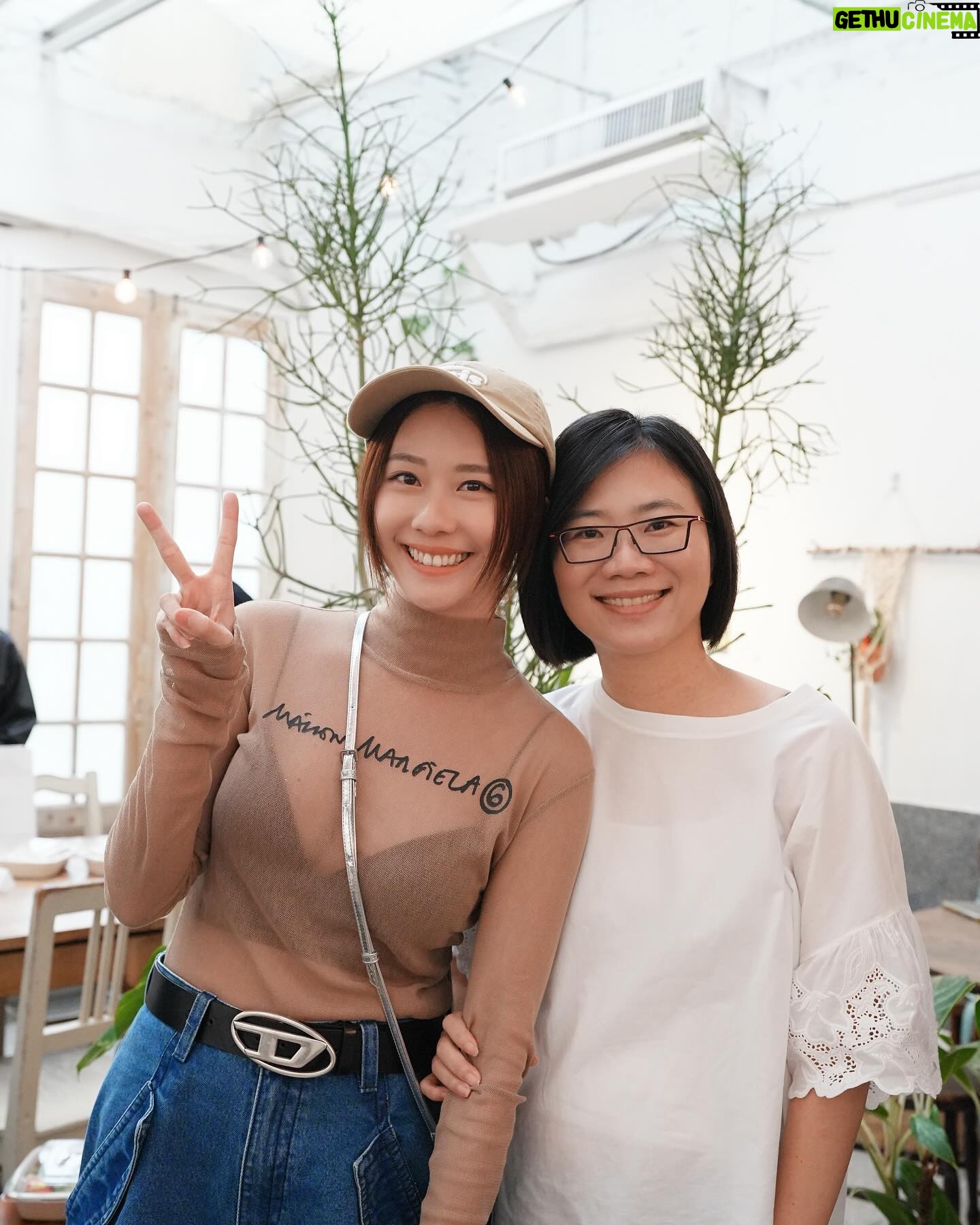 Chin-Lan Chang Instagram - @humandesign.museum 認識yuyu真是最幸福的事之一了✨ 每次跟她聊天 都感受到她真的很想把人類圖的好分享給所有的人🥹 我就是其中之一 因為人類圖,我活得更像我自己了 也更可以尊重別人的設計 人類圖不是算命,更像的是一份天上的禮物🎁 是一份屬於自己的使用說明書🙆🏻♀️ 謝謝Yuyu邀請我搶先拿到了她的牌卡💓 知道她設計牌卡一路以來花費多少時間跟精力 砍掉重練了好幾次 真的很辛苦💦 常常聊人類圖 一開始很好聊 「喔~你是顯示者 6/2 人」 沒了 聊一聊 聊到閘門就卡住了 這時候就會需要牌卡~ 我覺得牌卡的設計很直觀 也就是說~ 「有了人類圖牌卡,可以更直觀的了解每個閘門, 而且也會直接對應,知道那個閘門是屬於那個能量中心跟哪個迴路~」 如果上面看不懂 簡單的說 就是這副牌卡不僅可以在自己或跟朋友一起時 不用一直翻書也不用一直估狗 都可以攤開牌卡瞬間了解自己跟對方的屬性及特色 非常方便跟直覺~ 有圖畫也蠻幫助我記憶的 謝謝當天活動溫暖的 @a_nother_me__ 跟 精準的 @wenpowerlife 一起分享了好多人類圖的小故事🤍