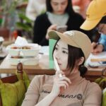 Chin-Lan Chang Instagram - @humandesign.museum 認識yuyu真是最幸福的事之一了✨ 每次跟她聊天 都感受到她真的很想把人類圖的好分享給所有的人🥹 我就是其中之一 因為人類圖，我活得更像我自己了 也更可以尊重別人的設計 人類圖不是算命，更像的是一份天上的禮物🎁 是一份屬於自己的使用說明書🙆🏻‍♀️ 謝謝Yuyu邀請我搶先拿到了她的牌卡💓 知道她設計牌卡一路以來花費多少時間跟精力 砍掉重練了好幾次 真的很辛苦💦 常常聊人類圖 一開始很好聊 「喔～你是顯示者 6/2 人」 沒了 聊一聊 聊到閘門就卡住了 這時候就會需要牌卡～ 我覺得牌卡的設計很直觀 也就是說～ 「有了人類圖牌卡，可以更直觀的了解每個閘門， 而且也會直接對應，知道那個閘門是屬於那個能量中心跟哪個迴路～」 如果上面看不懂 簡單的說 就是這副牌卡不僅可以在自己或跟朋友一起時 不用一直翻書也不用一直估狗 都可以攤開牌卡瞬間了解自己跟對方的屬性及特色 非常方便跟直覺～ 有圖畫也蠻幫助我記憶的 謝謝當天活動溫暖的 @a_nother_me__ 跟 精準的 @wenpowerlife 一起分享了好多人類圖的小故事🤍